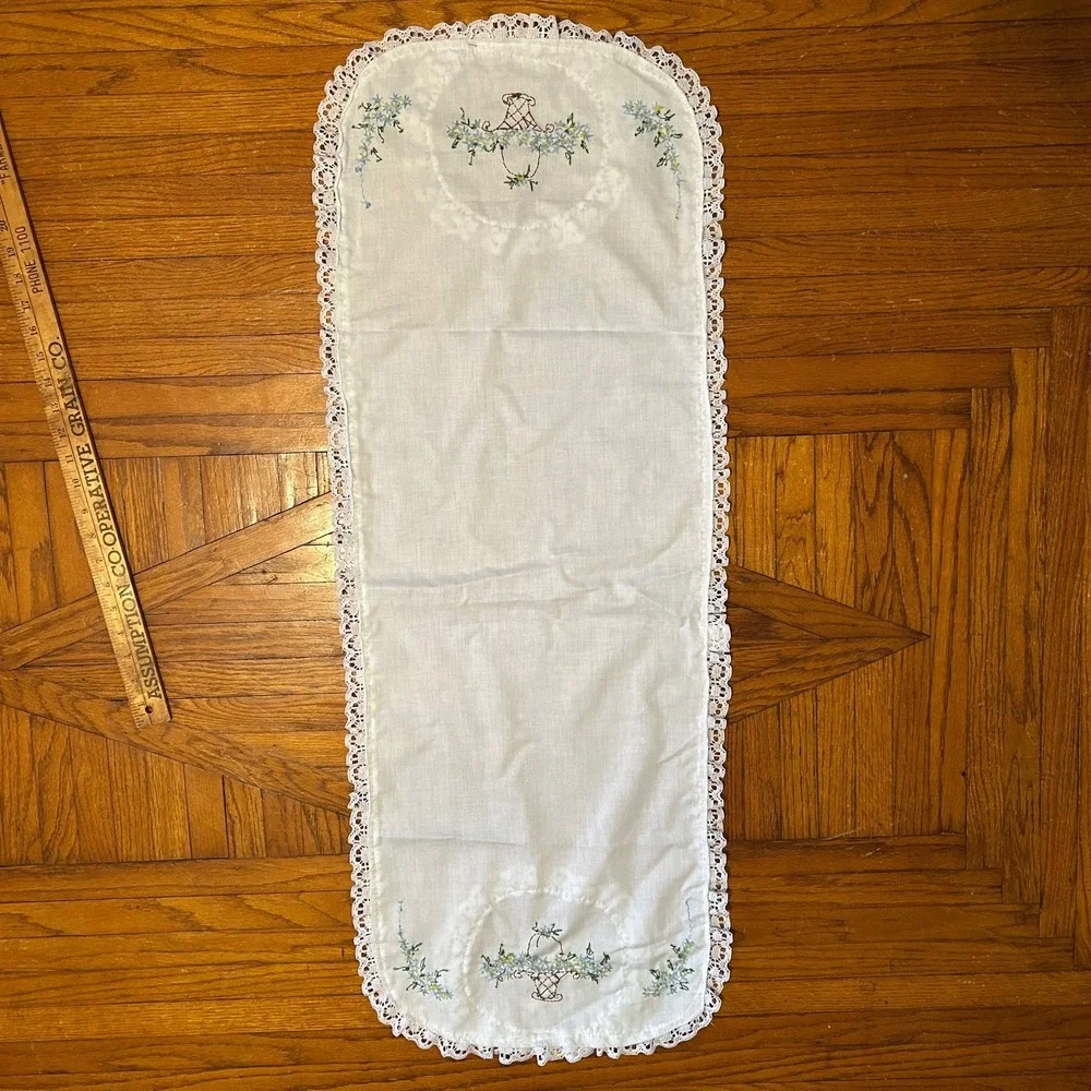 VTG Embroidered Flower Basket Lace Trim White Cotton Table Runner Cottagecore